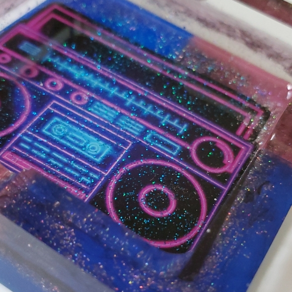 Resin ashtray - Picture 8 of 12